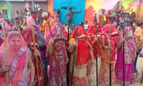 Mathura: नंदगांव के हुरियारों पर बरसाना में हुआ परंपरागत आयोजन