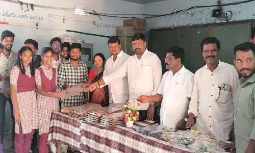Thangadapalli के छात्रों को साई सेवा ट्रस्ट से परीक्षा का सामान मिला Thangadapalli के छात्रों को साई सेवा ट्रस्ट से परीक्षा का सामान मिला