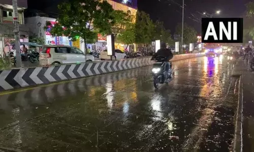 Rain: मौसम ने बदला मिज़ाज, तेज बारिस और तूफान से मची हलचल Rain: मौसम ने बदला मिज़ाज, तेज बारिस और तूफान से मची हलचल