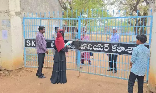 Jagtial में देर होने की वजह से अधिकारियों ने छात्रा को एग्जाम सेंटर में नहीं जाने दिया Jagtial में देर होने की वजह से अधिकारियों ने छात्रा को एग्जाम सेंटर में नहीं जाने दिया