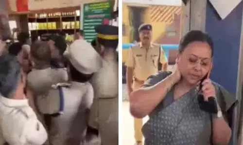 Kerala की मंत्री वीना जॉर्ज स्टूडेंट प्रोटेस्ट में घायल हो गईं Kerala की मंत्री वीना जॉर्ज स्टूडेंट प्रोटेस्ट में घायल हो गईं