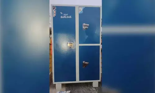 Tekulapalli में सरपंच चुनाव में सरपंच ने दुल्हन के परिवार को अलमारी देने का वादा किया Tekulapalli में सरपंच चुनाव में सरपंच ने दुल्हन के परिवार को अलमारी देने का वादा किया