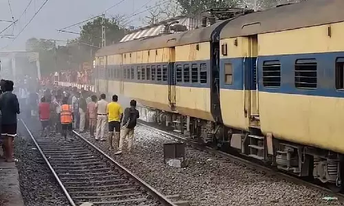 बिधाननगर के पास Habra-Sialdaha ट्रेन में धुआं भरने से यात्री घबरा गए बिधाननगर के पास Habra-Sialdaha ट्रेन में धुआं भरने से यात्री घबरा गए