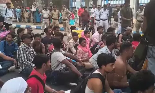 Civil Defense कार्यकर्ताओं की विकास भवन में पुलिस से झड़प Civil Defense कार्यकर्ताओं की विकास भवन में पुलिस से झड़प