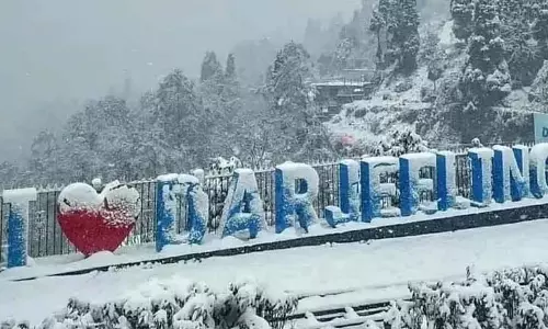 Sandakphu बर्फ से ढका, दार्जिलिंग ओलों से भीगा