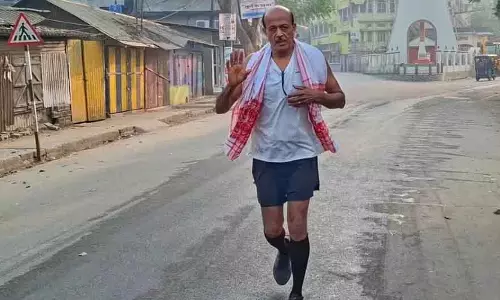 65 साल के स्प्रिंटर बिनोद पटगिरी ने Assam में ड्रग्स जागरूकता मैराथन शुरू की 65 साल के स्प्रिंटर बिनोद पटगिरी ने Assam में ड्रग्स जागरूकता मैराथन शुरू की