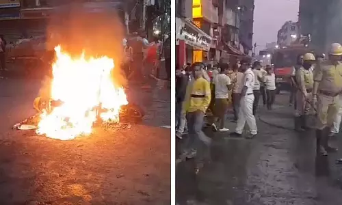 Howrah के पीलखाना इलाके में स्थानीय लोगों ने बाइक में आग लगाकर विरोध प्रदर्शन किया Howrah के पीलखाना इलाके में स्थानीय लोगों ने बाइक में आग लगाकर विरोध प्रदर्शन किया