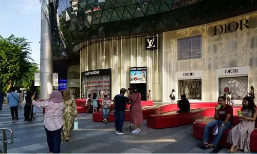 Singapore के बैंकों ने एशिया के अमीरों से 61 अरब डॉलर की नई संपत्ति हासिल की