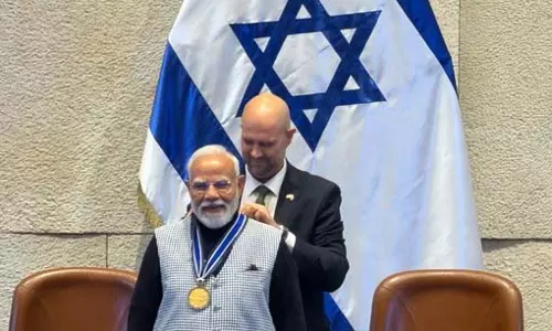 संसद ने PM नरेंद्र मोदी को स्पीकर ऑफ़ द नेसेट मेडल से किया सम्मानित