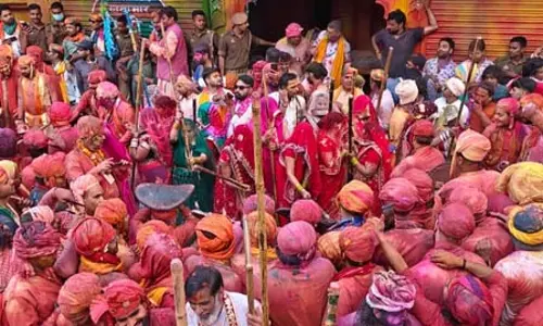 Nandgaon के हुरियारों पर बरसाना में बरसीं प्रेम की लाठियां, परंपरा का उड़ा गुलाल