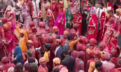 रंगों, खुशियों और लाठियों का त्योहार: बरसाना और Mathura में लठमार होली का शुभारंभ