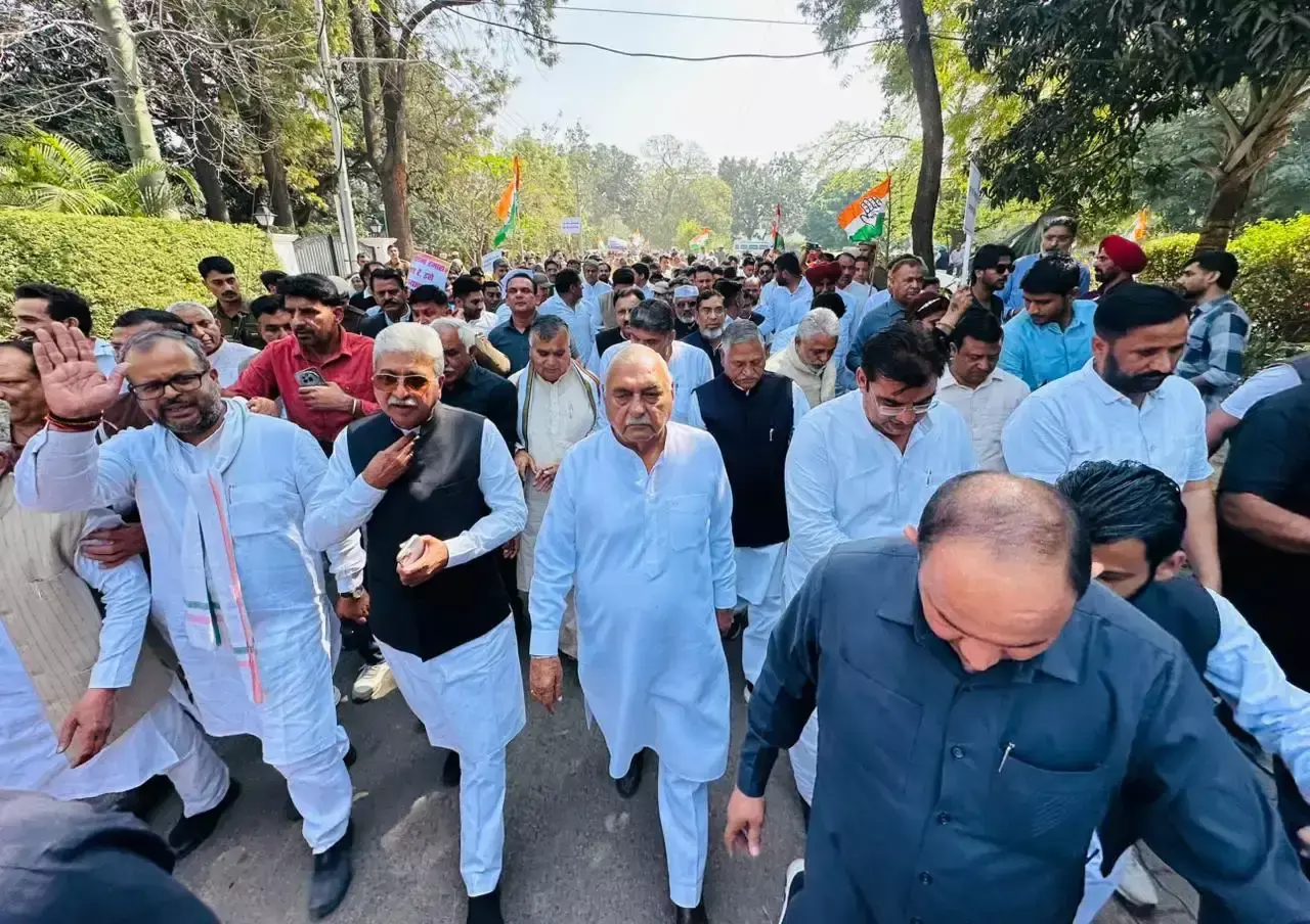 Chandigarh: मनरेगा मुद्दे पर सड़कों पर उतरी कांग्रेस Chandigarh: मनरेगा मुद्दे पर सड़कों पर उतरी कांग्रेस