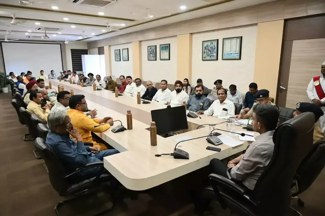 Dhar: त्योहारों को शांति से मनाने की अपील Dhar: त्योहारों को शांति से मनाने की अपील