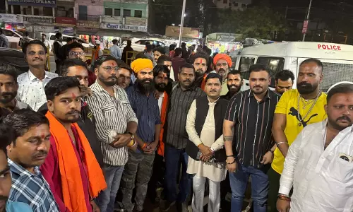 Bhopal: साध्वी मामले पर बढ़ा विवाद, थाने के बाहर विरोध प्रदर्शन Bhopal: साध्वी मामले पर बढ़ा विवाद, थाने के बाहर विरोध प्रदर्शन