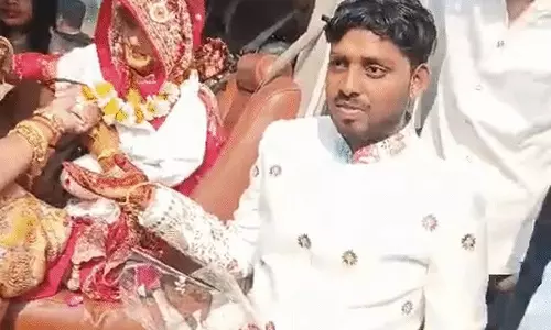 Auraiya: हेलीकॉप्टर से दुल्हन की अनोखी विदाई, गांव में चर्चा का विषय बनी शादी Auraiya: हेलीकॉप्टर से दुल्हन की अनोखी विदाई, गांव में चर्चा का विषय बनी शादी