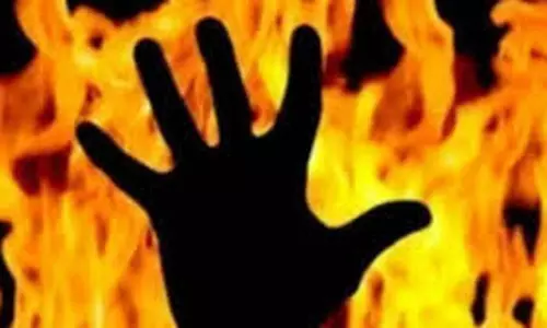 Bareilly: डिलीवरी कर्मी की हरकत से तनाव, थाना परिसर में पेट्रोल डालकर हंगामा