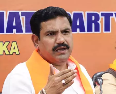 कर्नाटक: विजयेंद्र ने सीएम और डिप्टी सीएम पर सत्ता के लिए लड़ने और युवाओं के मुद्दों को नजरअंदाज करने का आरोप लगाया कर्नाटक: विजयेंद्र ने सीएम और डिप्टी सीएम पर सत्ता के लिए लड़ने और युवाओं के मुद्दों को नजरअंदाज करने का आरोप लगाया