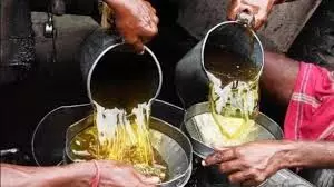 Shahjahanpur: खाद्य विभाग की कार्रवाई,मिलावटी तेल, नूडल्ड और नमकीन किया गया नष्ट Shahjahanpur: खाद्य विभाग की कार्रवाई,मिलावटी तेल, नूडल्ड और नमकीन किया गया नष्ट