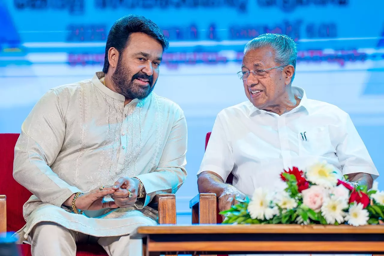 Superstar से इंटरव्यू लेने वाले मोहनलाल ने CM विजयन से सवाल किए Superstar से इंटरव्यू लेने वाले मोहनलाल ने CM विजयन से सवाल किए