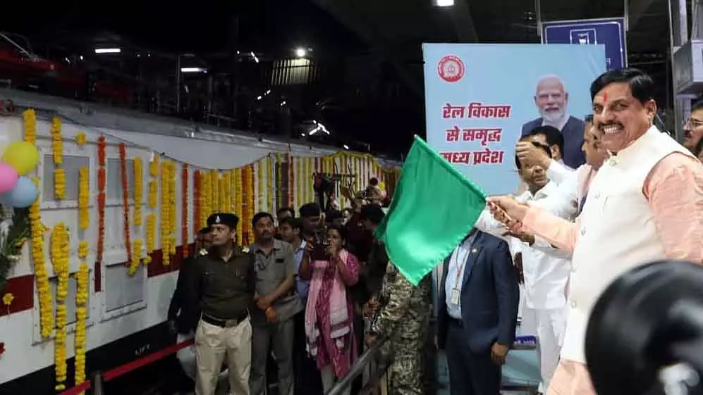 MP: मुख्यमंत्री ने भोपाल-धनबाद-चोपन एक्सप्रेस को हरी झंडी दिखाई MP: मुख्यमंत्री ने भोपाल-धनबाद-चोपन एक्सप्रेस को हरी झंडी दिखाई
