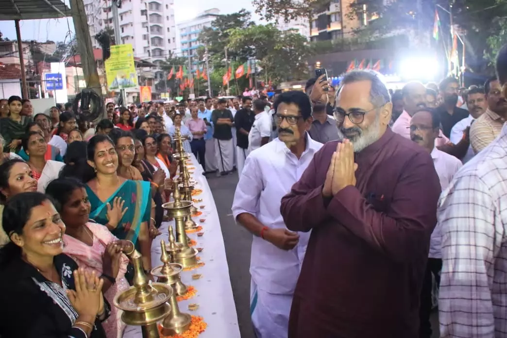 Kerala: गोल्ड स्कैम को लेकर गरमाई राजनीति, अयप्पा मंदिर मुद्दे पर BJP का विरोध Kerala: गोल्ड स्कैम को लेकर गरमाई राजनीति, अयप्पा मंदिर मुद्दे पर BJP का विरोध