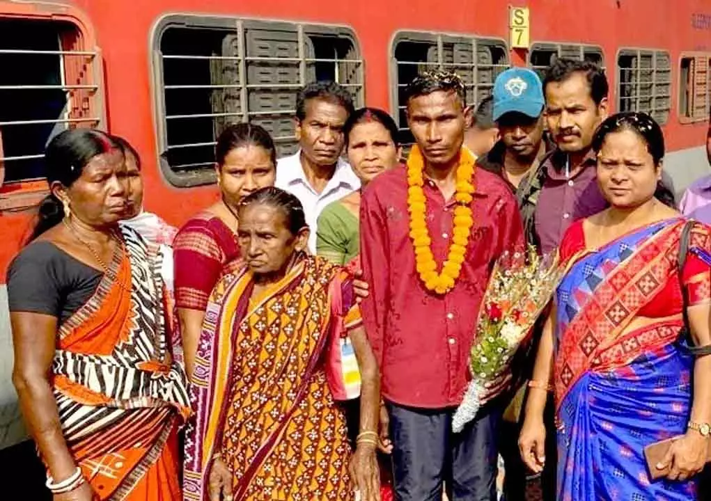 18 साल बाद, Odisha का एक आदमी जम्मू-कश्मीर में कैद के बाद अपने परिवार से मिला 18 साल बाद, Odisha का एक आदमी जम्मू-कश्मीर में कैद के बाद अपने परिवार से मिला