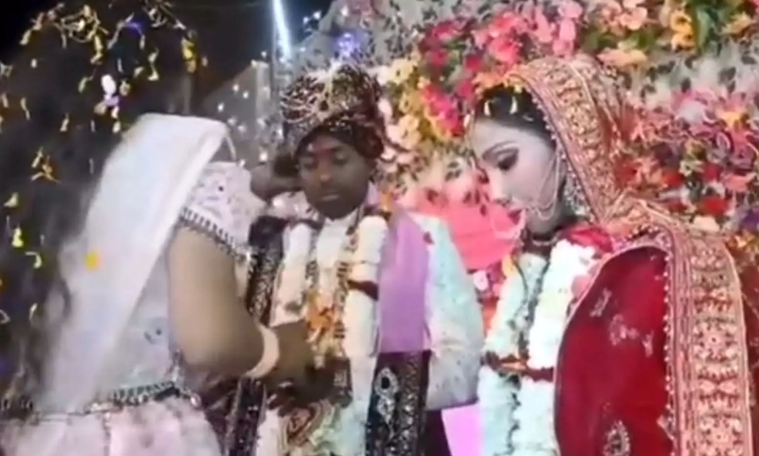 LIVE वीडियो: जयमाला स्टेज पर पहुंचकर सिरफिरे प्रेमी ने चलाई गोली, दुल्हन घायल LIVE वीडियो: जयमाला स्टेज पर पहुंचकर सिरफिरे प्रेमी ने चलाई गोली, दुल्हन घायल
