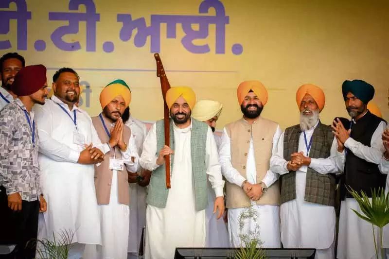 CM Bhagwant Mann ने 8 मार्च को बजट में महिलाओं के लिए मंथली स्टाइपेंड के संकेत दिए CM Bhagwant Mann ने 8 मार्च को बजट में महिलाओं के लिए मंथली स्टाइपेंड के संकेत दिए