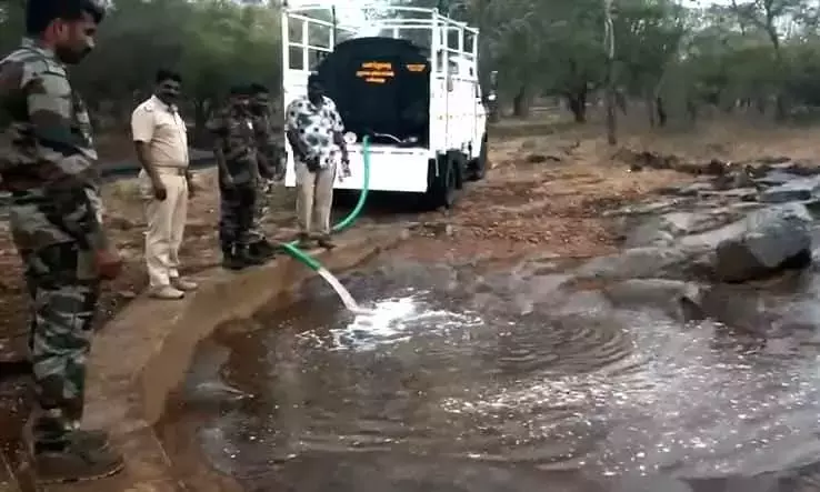 MTR क्षेत्र में जंगली जानवरों की प्यास बुझाने के लिए पानी के टैंकरों का इस्तेमाल किया गया MTR क्षेत्र में जंगली जानवरों की प्यास बुझाने के लिए पानी के टैंकरों का इस्तेमाल किया गया