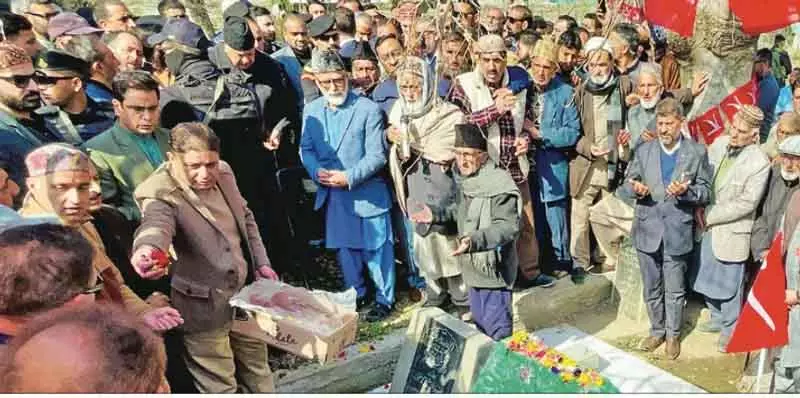 Dr. Farooq और CM उमर ने शेख नजीर की पुण्यतिथि पर श्रद्धांजलि अर्पित की Dr. Farooq और CM उमर ने शेख नजीर की पुण्यतिथि पर श्रद्धांजलि अर्पित की