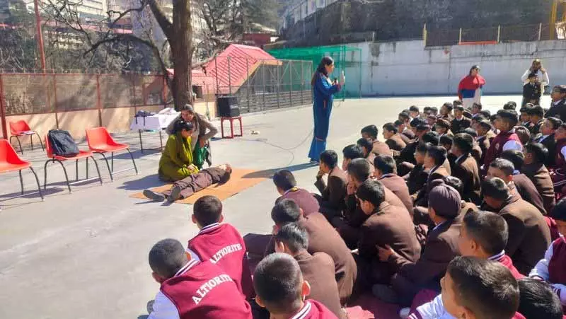 Shimla: ऑकलैंड हाउस स्कूल के लड़कों और स्टाफ को बेसिक लाइफ सपोर्ट देने की ट्रेनिंग दी गई Shimla: ऑकलैंड हाउस स्कूल के लड़कों और स्टाफ को बेसिक लाइफ सपोर्ट देने की ट्रेनिंग दी गई