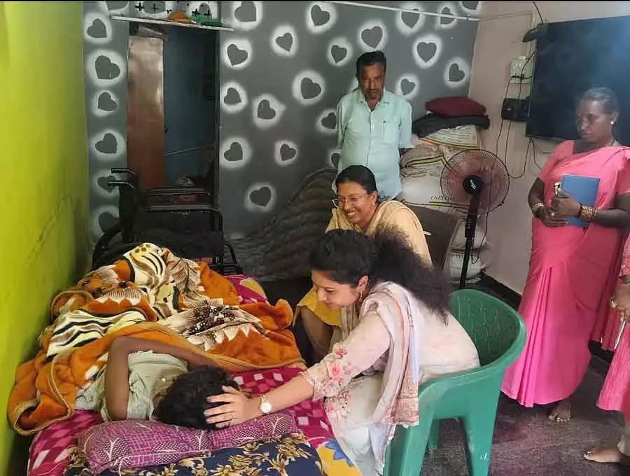 Deputy डिविजनल ऑफिसर ने कैंसर से पीड़ित 10 साल की योगिता के घर का दौरा किया Deputy डिविजनल ऑफिसर ने कैंसर से पीड़ित 10 साल की योगिता के घर का दौरा किया