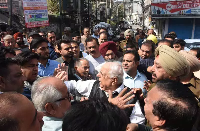 Ludhiana में दिनदहाड़े होजरी यूनिट के मालिक पर लुटेरों ने हमला कर उसे घायल कर दिया Ludhiana में दिनदहाड़े होजरी यूनिट के मालिक पर लुटेरों ने हमला कर उसे घायल कर दिया