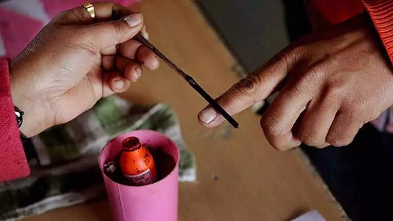 Tamil Nadu: वोटरों में महिलाओं की संख्या पुरुषों से 12 लाख ज़्यादा Tamil Nadu: वोटरों में महिलाओं की संख्या पुरुषों से 12 लाख ज़्यादा