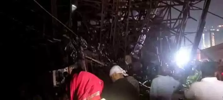 Bhubaneswar में होर्डिंग गिरने से 2 लोगों की मौत, कई घायल Bhubaneswar में होर्डिंग गिरने से 2 लोगों की मौत, कई घायल