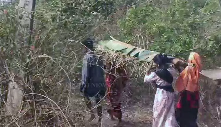 Nabarangpur में बेटियों के अंतरजातीय विवाह के कारण ग्रामीणों ने साथी ग्रामीण को कंधा देने से मना कर दिया Nabarangpur में बेटियों के अंतरजातीय विवाह के कारण ग्रामीणों ने साथी ग्रामीण को कंधा देने से मना कर दिया