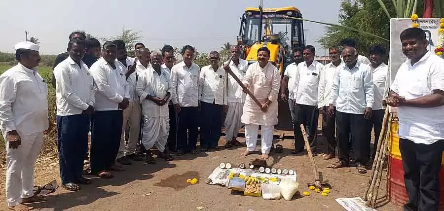 किसानों के लिए सड़कों का विकास – Dhurodan Aihole किसानों के लिए सड़कों का विकास – Dhurodan Aihole