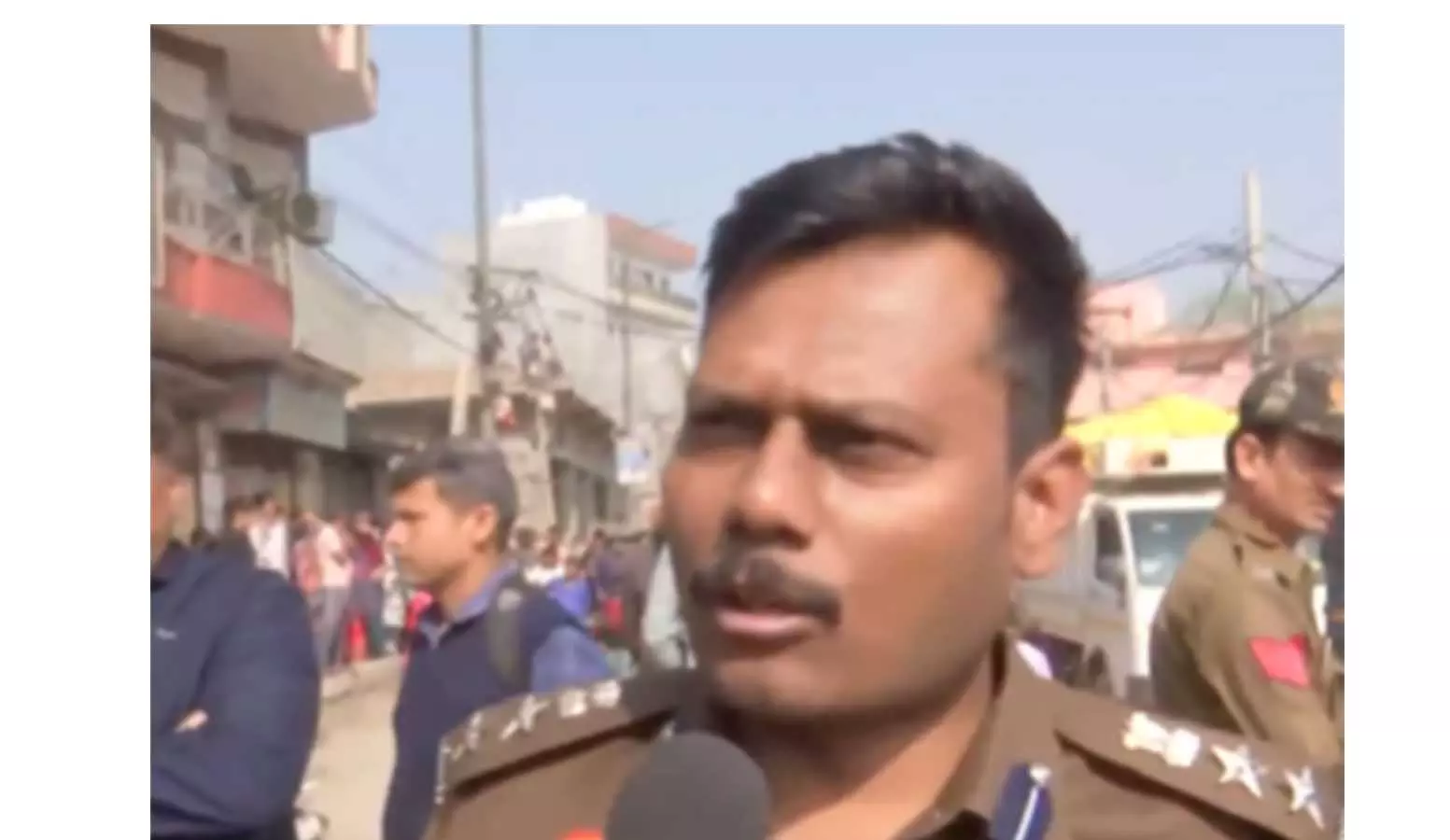 Delhi पुलिस के मुताबिक, चंदन पार्क इलाके में एक व्यक्ति ने अपनी पत्नी और तीन बच्चों की हत्या कर दी Delhi पुलिस के मुताबिक, चंदन पार्क इलाके में एक व्यक्ति ने अपनी पत्नी और तीन बच्चों की हत्या कर दी