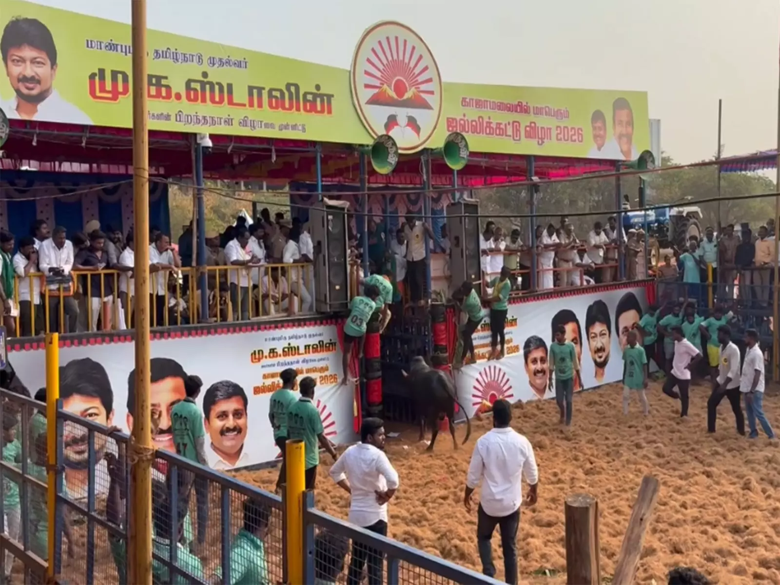 Trichy में भव्य जल्लीकट्टू प्रतियोगिता जारी, 750 बैल और 500 बैलों को काबू करने वाले प्रतिभागी Trichy में भव्य जल्लीकट्टू प्रतियोगिता जारी, 750 बैल और 500 बैलों को काबू करने वाले प्रतिभागी