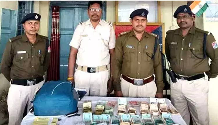 Dunguripali रेलवे स्टेशन पर 2.69 लाख रुपये की विदेशी मुद्रा जब्त Dunguripali रेलवे स्टेशन पर 2.69 लाख रुपये की विदेशी मुद्रा जब्त