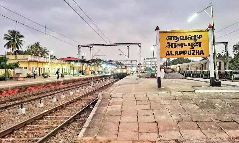 Kerala : तटीय क्षेत्र रेलवे डबल ट्रैक पर अटका हुआ है Kerala : तटीय क्षेत्र रेलवे डबल ट्रैक पर अटका हुआ है