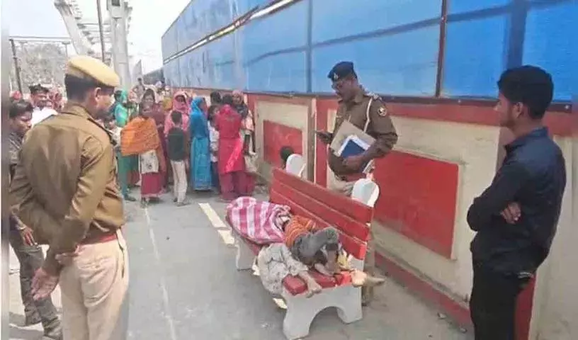 Bihar के मधेपुरा रेलवे स्टेशन पर मां के शव के पास रोते हुए मिले बच्चे Bihar के मधेपुरा रेलवे स्टेशन पर मां के शव के पास रोते हुए मिले बच्चे