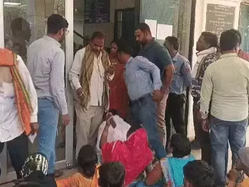 सर्दी-खांसी से ग्रसित किशोरी की मौत, इलाज में मेडिकल कॉलेज अस्पताल ने बरती लापरवाही सर्दी-खांसी से ग्रसित किशोरी की मौत, इलाज में मेडिकल कॉलेज अस्पताल ने बरती लापरवाही