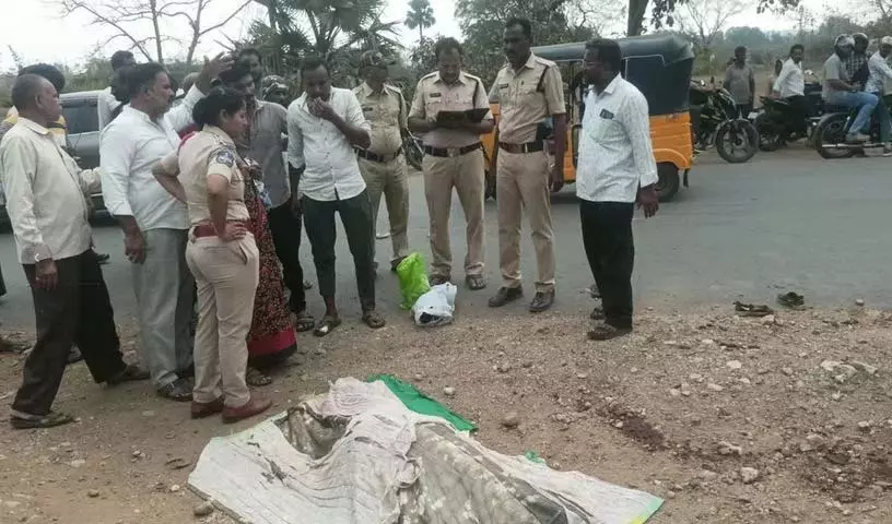 Lorry ने दो बाइकों को टक्कर मारकर उन्हें कुचल दिया, जिससे दो महिलाओं की मौत हो गई Lorry ने दो बाइकों को टक्कर मारकर उन्हें कुचल दिया, जिससे दो महिलाओं की मौत हो गई