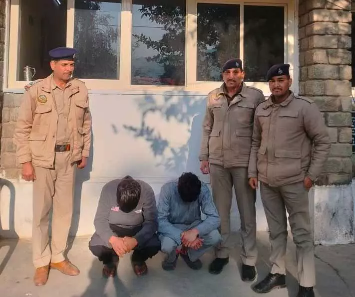 Kangra में 33 ग्राम हेरोइन के साथ 2 युवक गिरफ्तार Kangra में 33 ग्राम हेरोइन के साथ 2 युवक गिरफ्तार