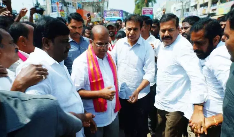 KTR कुम्मेरा के पीड़ितों के साथ एकजुटता दिखाने के लिए अनशन पर बैठे KTR कुम्मेरा के पीड़ितों के साथ एकजुटता दिखाने के लिए अनशन पर बैठे