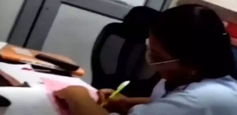 नर्स ने की खर्चापानी की डिमांड, रिश्वत लेते वीडियो वायरल नर्स ने की खर्चापानी की डिमांड, रिश्वत लेते वीडियो वायरल