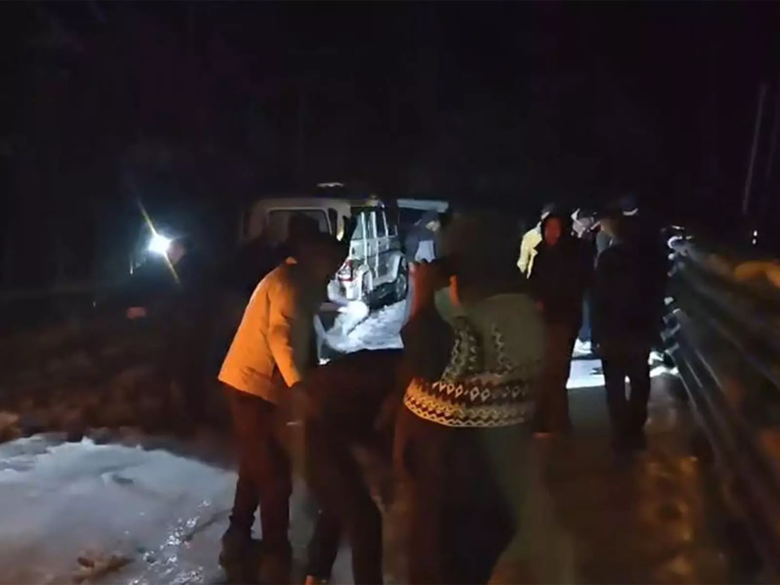 Sikkim: त्सोमगो झील के पास 541 पर्यटक वाहन फंसे; पर्यटकों को सुरक्षित निकाल लिया गया Sikkim: त्सोमगो झील के पास 541 पर्यटक वाहन फंसे; पर्यटकों को सुरक्षित निकाल लिया गया