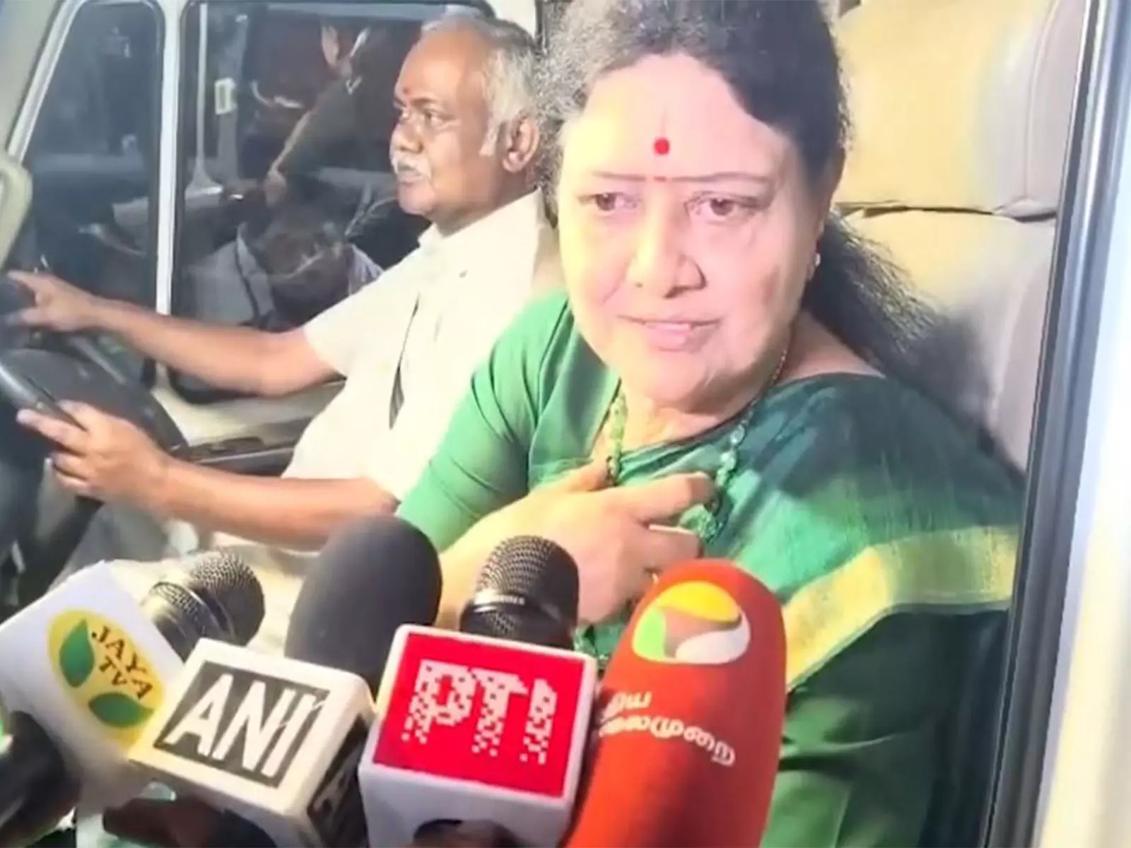 हम अन्ना, MGR, जयललिता द्वारा दिखाए गए मार्ग पर चलते रहेंगे... निष्कासित AIADMK नेता वीके शशिकला हम अन्ना, MGR, जयललिता द्वारा दिखाए गए मार्ग पर चलते रहेंगे... निष्कासित AIADMK नेता वीके शशिकला