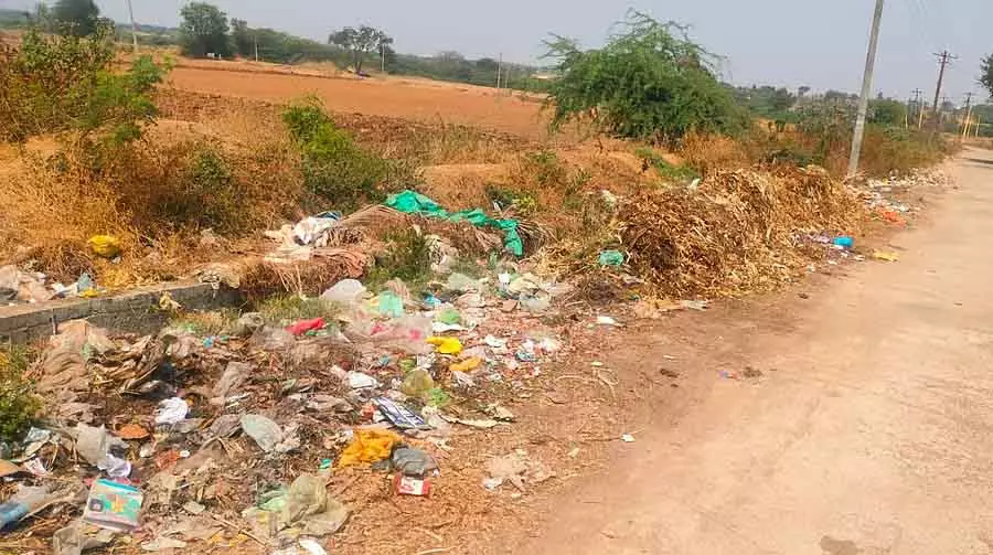 Laxmeshwar : सड़क किनारे कूड़े का ढेर, इसे हटाने की मांग Laxmeshwar : सड़क किनारे कूड़े का ढेर, इसे हटाने की मांग